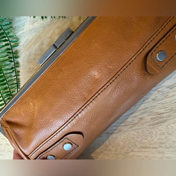 Fossil Fifty-Four Designer New Tan leather clutch - Picture 3 of 7